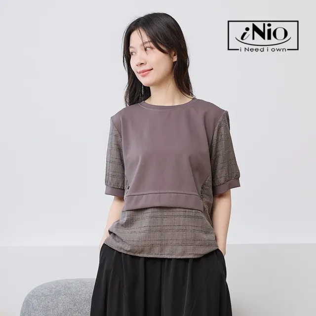 【iNio 衣著美學】造型面料拼接短袖上衣 女短袖T恤 異材質拼接 V字剪裁 落肩圓領棉T 設計感上衣  CHW1106