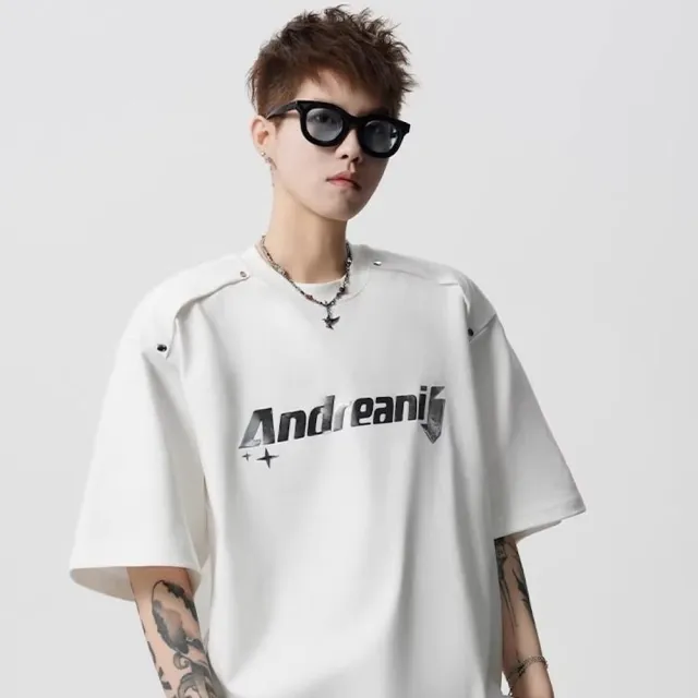 【AMERO】男女同款 短袖圓領Ｔ恤 液態銀字母 鉚釘共三色（其他規格）