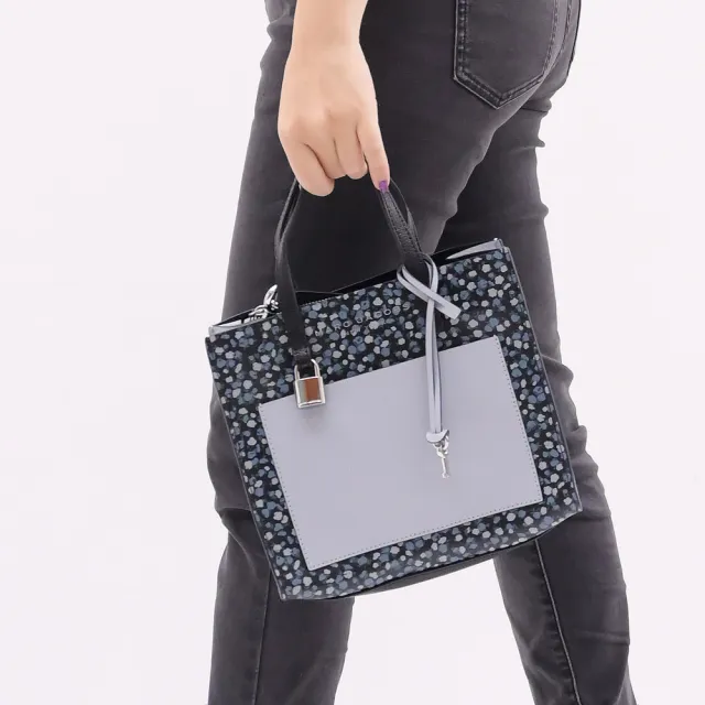 【MARC JACOBS】金屬LOGO花繪拼接鎖頭鑰匙吊飾手提三層兩用包(深藍)