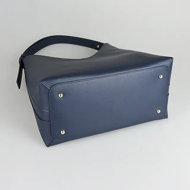 【FURLA 芙拉】FURLA Goccia背面燙金LOGO小牛皮垂掛帶開口式肩背流浪包(中/墨藍)