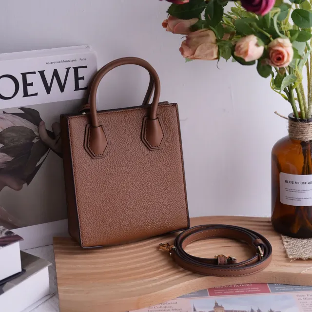 【Michael Kors】簡約LOGO荔枝皮迷你紙袋造型手提兩用包(咖)
