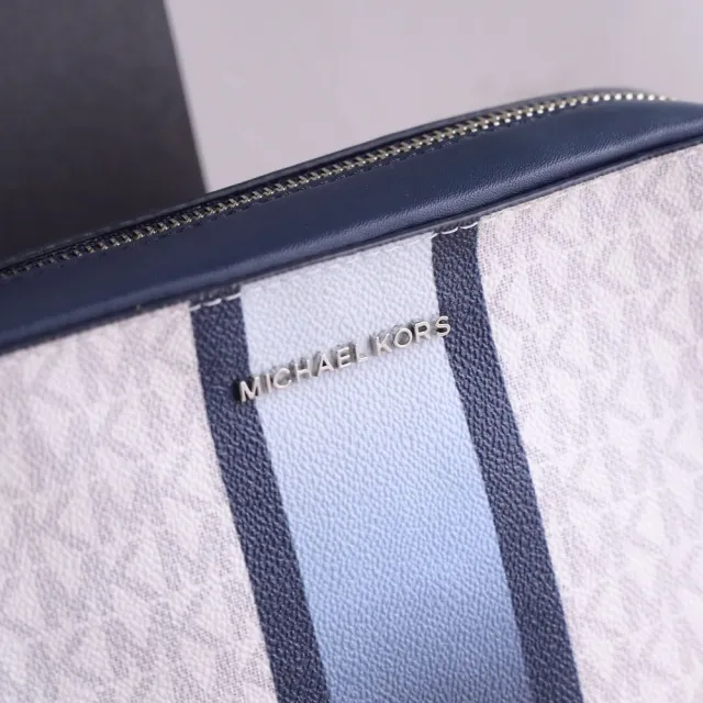 【Michael Kors】撞色滿版MK印花條紋流蘇吊飾方包斜背包(白藍)