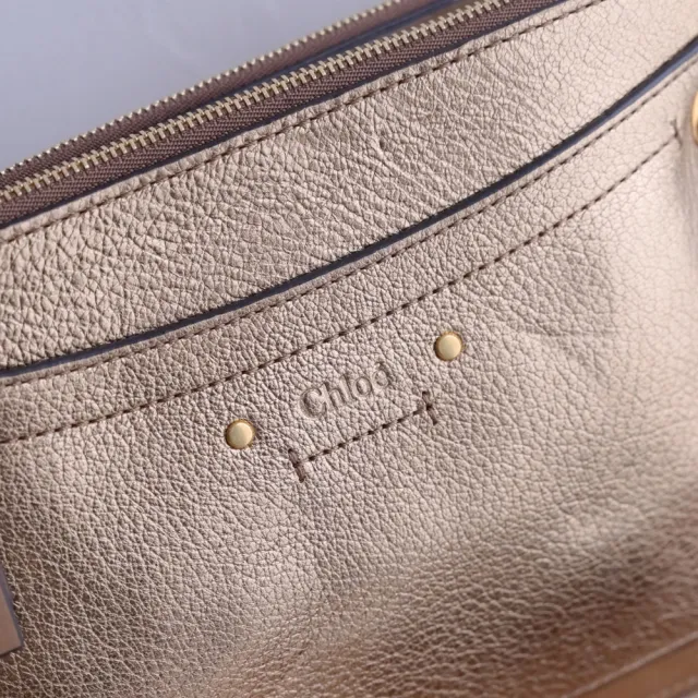 【Chloe’ 蔻依】金屬大圓圈扣飾小牛皮三層手拿包斜背包(全新福利品)