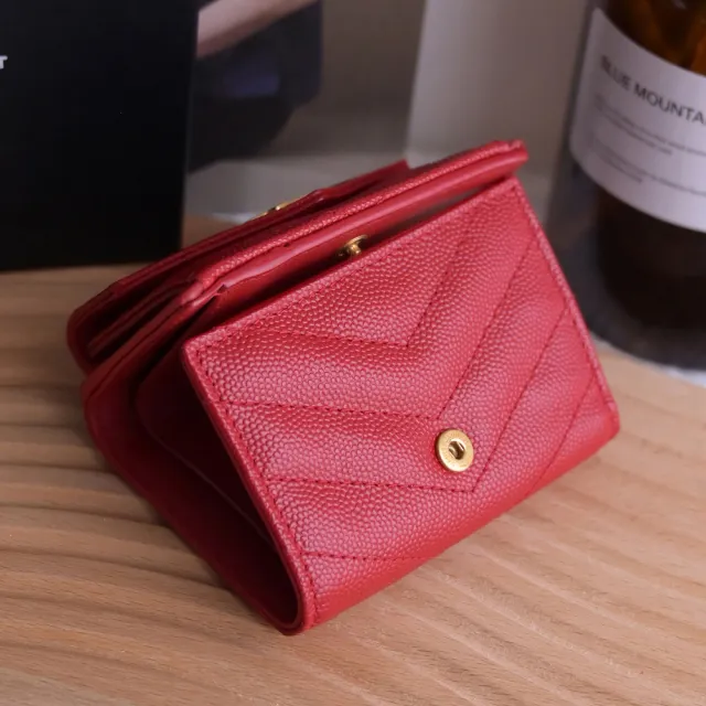 【YSL】金屬字母LOGO菱格V字紋三折零錢短夾(紅/金)
