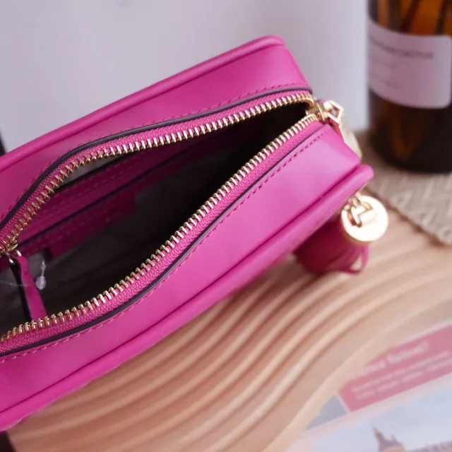 【Michael Kors】經典滿版MK印花皺摺流蘇吊飾方包斜背包(桃)