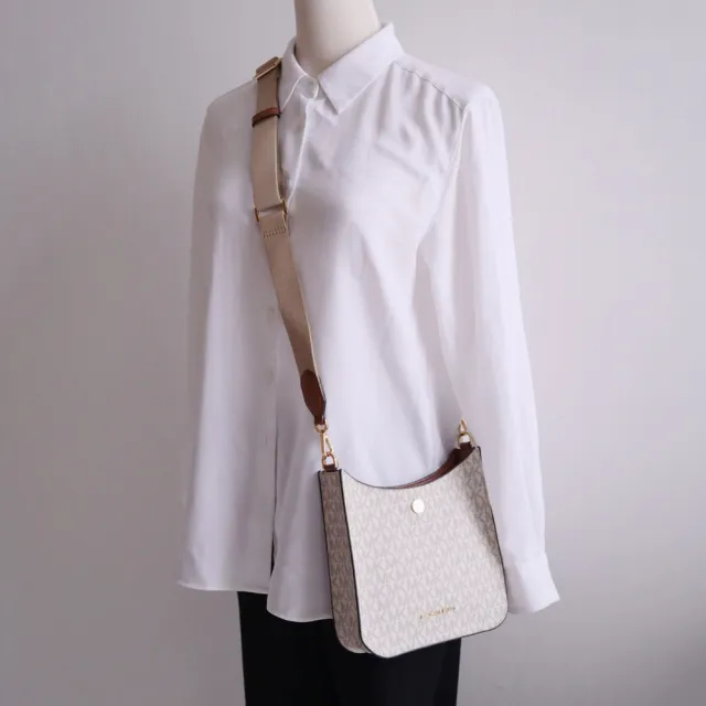【Michael Kors】圓標LOGO滿版MK活動寬背帶個性斜背包(白咖 小)
