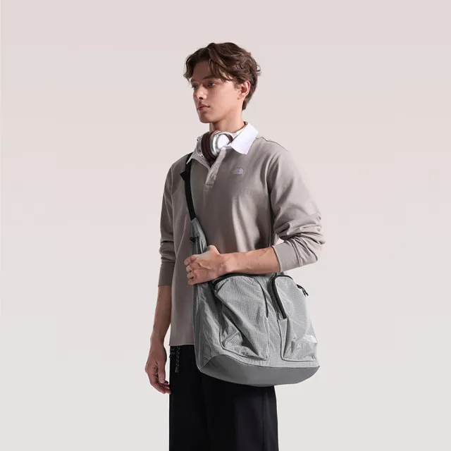【The North Face】北面男女款淺灰色DWR防潑水雙口袋休閒單肩包｜8JCBMYB 斜背包