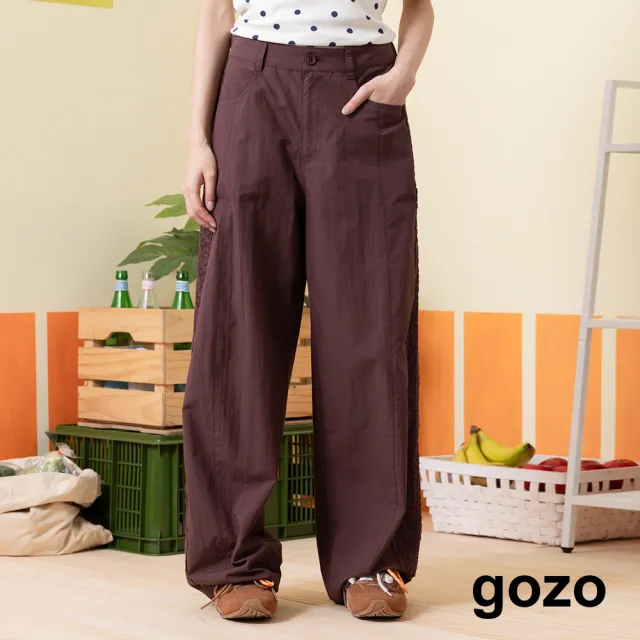 【gozo】側蕾絲拼接後腰鬆緊彎刀褲(深咖/黑色)