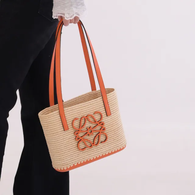 【LOEWE 羅威】BASKET 品牌徽章LOGO肩背包草編包(橘邊)