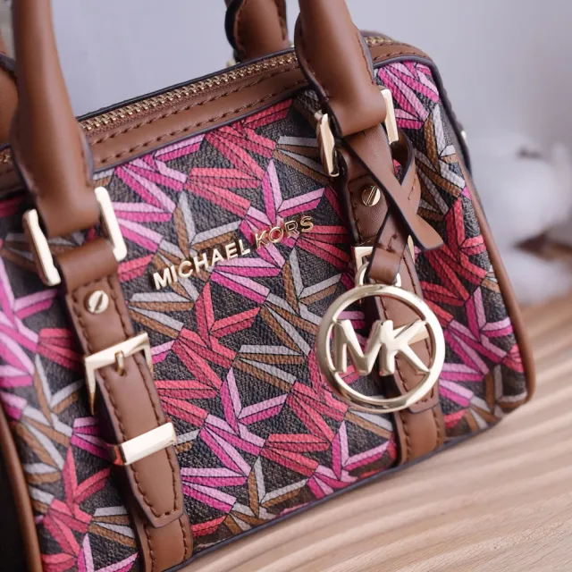 【Michael Kors】圓標MK吊飾幾何印花拼接迷你手提兩用波士頓包(咖)