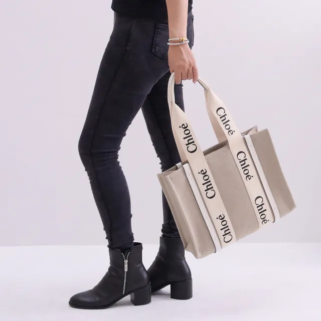 【Chloe’ 蔻依】Woody 經典品牌LOGO織帶個性帆布肩背托特包(米/白 中)
