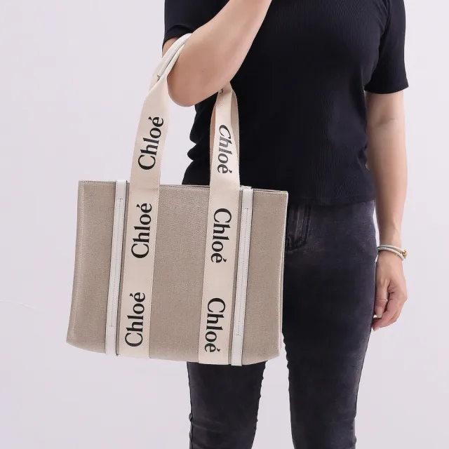 【Chloe’ 蔻依】Woody 經典品牌LOGO織帶個性帆布肩背托特包(米/白 中)