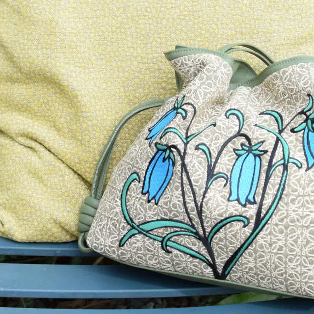 【LOEWE 羅威】限定經典精緻徽章LOGO印花刺繡花朵束口斜背包(酪梨綠)