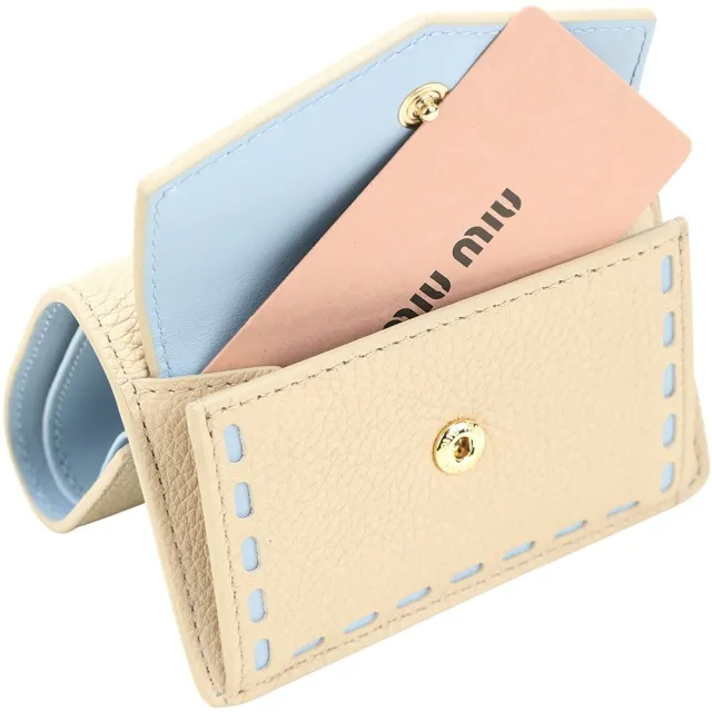 【MIU MIU】金屬字母荔紋牛皮明線撞色三折迷你釦式短夾(膚色)(真皮皮夾 零錢 錢包)