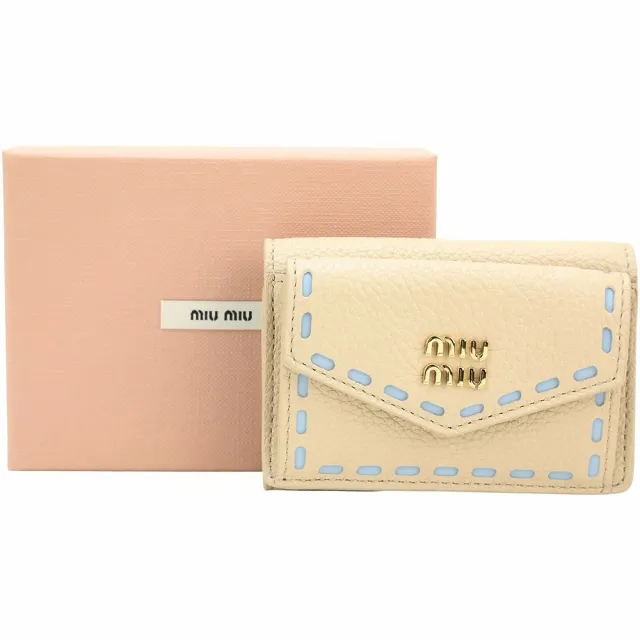 【MIU MIU】金屬字母荔紋牛皮明線撞色三折迷你釦式短夾(膚色)(真皮皮夾 零錢 錢包)