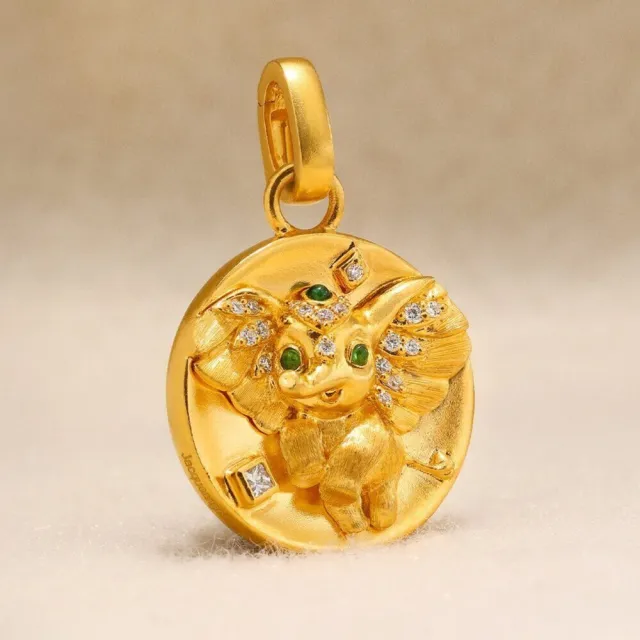 月輝珠寶 18K金吊墜 頂級天然鑽石 沙弗萊石 紅寶石點綴 手工雕金工藝 小飛象金幣造型 高級珠寶