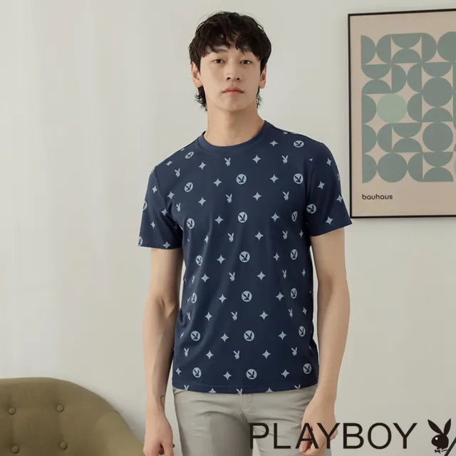 【PLAYBOY】經典滿版印短袖上衣 - 深藍色