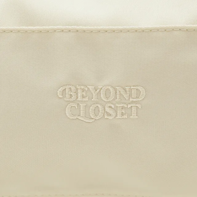 【Grace Gift】韓國Beyond Closet 輕量尼龍圓筒肩背包（附貴賓絨毛掛飾）(米白)