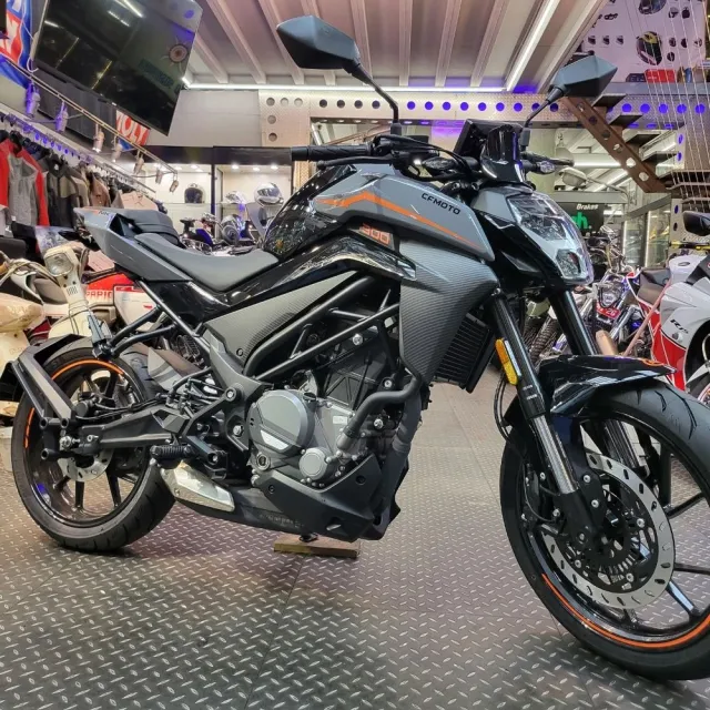 【CFMOTO】買就送機油5罐/春風300NK2022年 黑色(300CC/黃牌擋車/機車/公司車/普洛吉村重機)