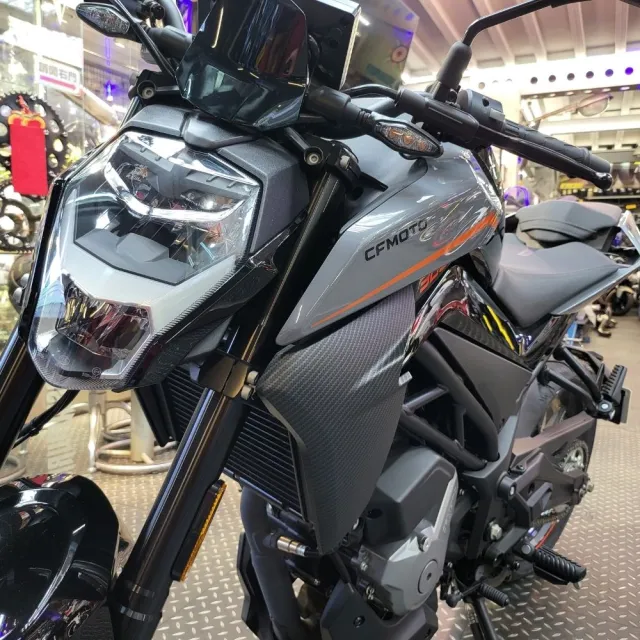 【CFMOTO】買就送機油5罐/春風300NK2022年 黑色(300CC/黃牌擋車/機車/公司車/普洛吉村重機)