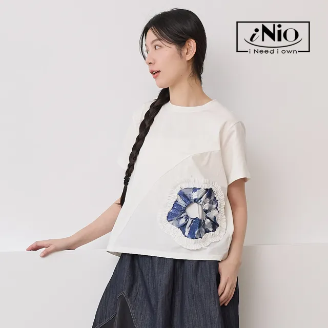 【iNio 衣著美學】異材質拼接立體花型短袖上衣 女寬鬆落肩圓領棉T 撞色抓皺花朵造型  CHW1113