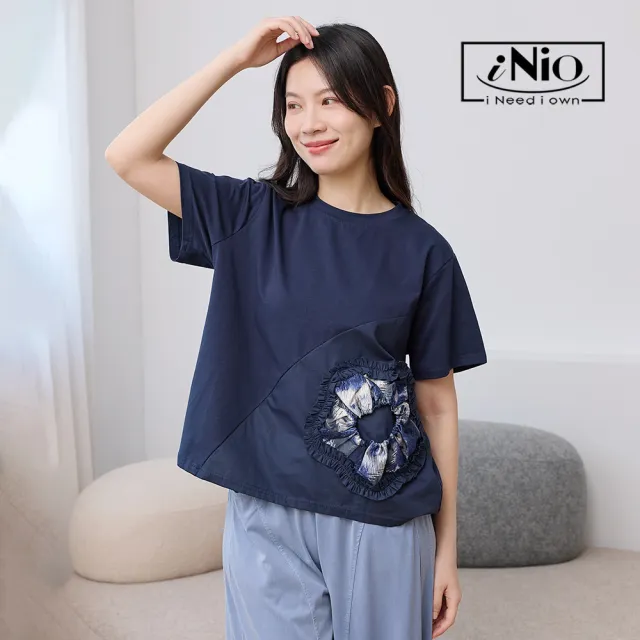 【iNio 衣著美學】異材質拼接立體花型短袖上衣 女寬鬆落肩圓領棉T 撞色抓皺花朵造型  CHW1113
