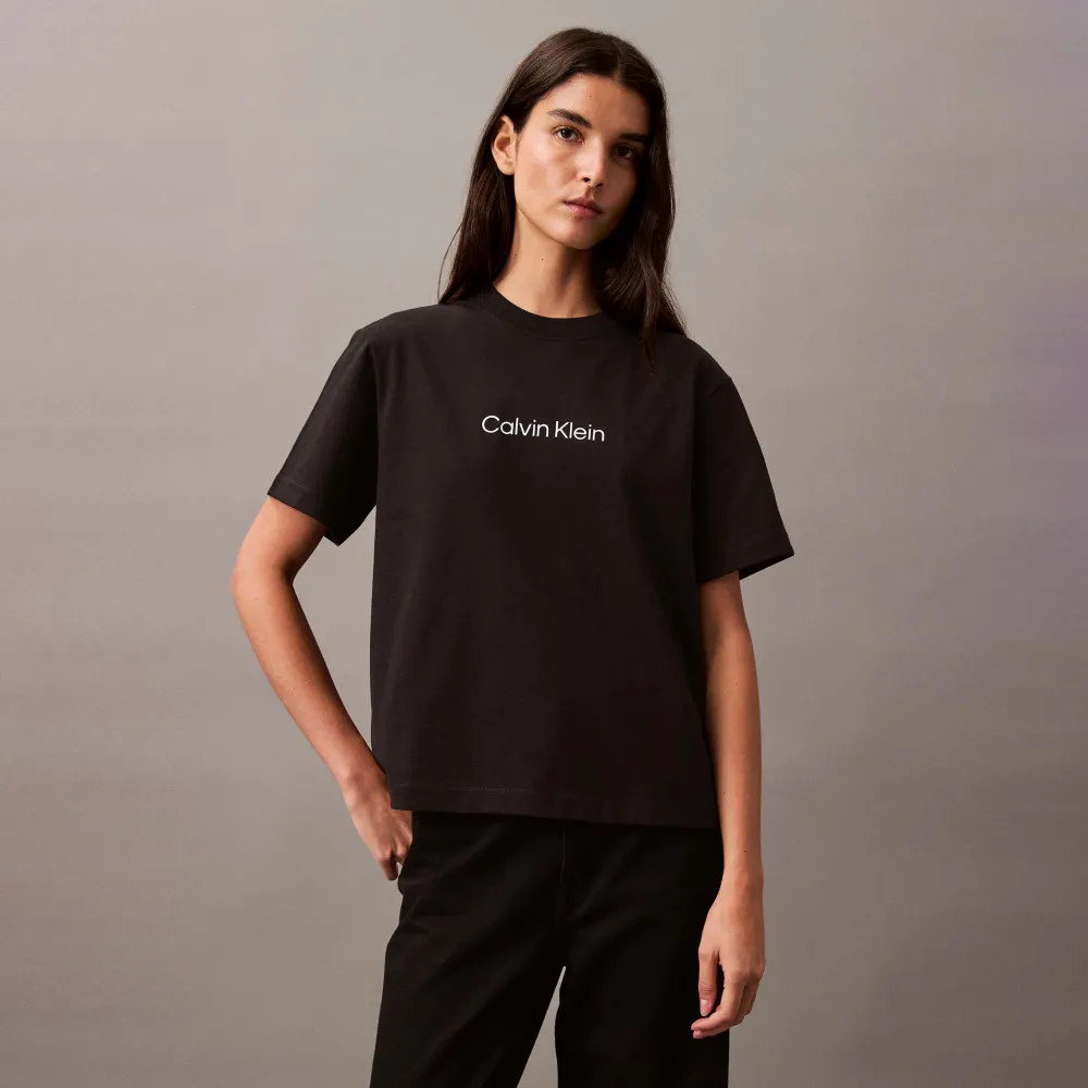 【CALVIN KLEIN】官方旗艦館 CK Calvin Klein Hero Modern 方形剪裁 T 恤_黑色