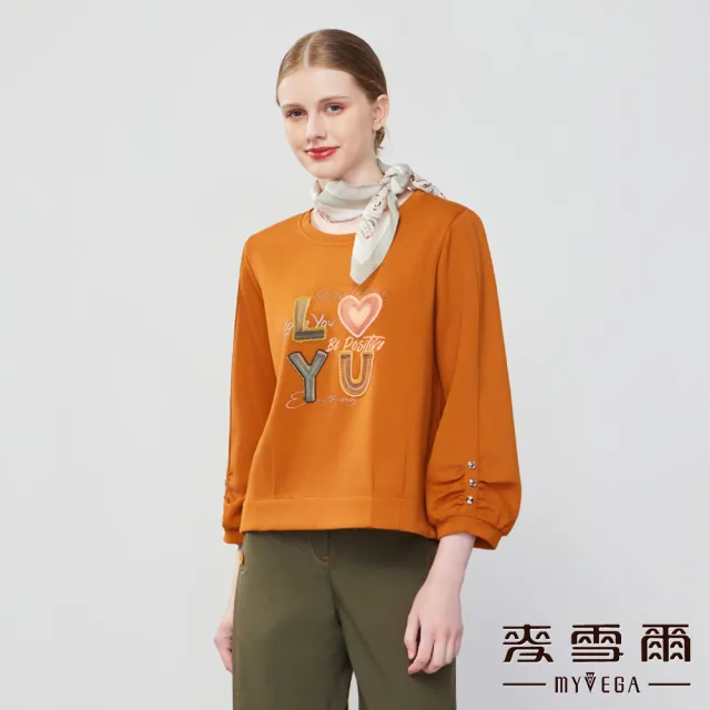 【MYVEGA 麥雪爾】MIT棉質立體字母愛心貼布上衣-柑