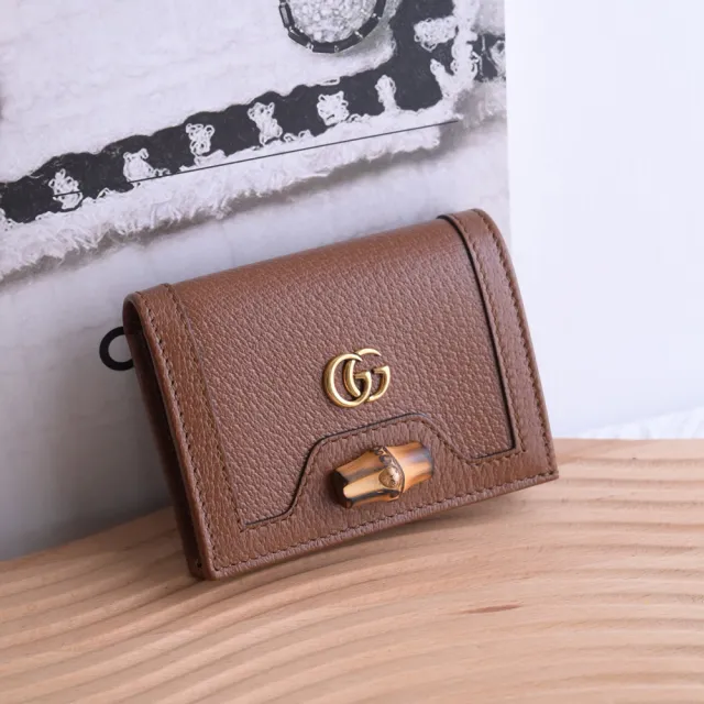 【GUCCI 古馳】Diana GG 雙G竹節飾扣荔枝皮革扣式零錢短夾(棕)