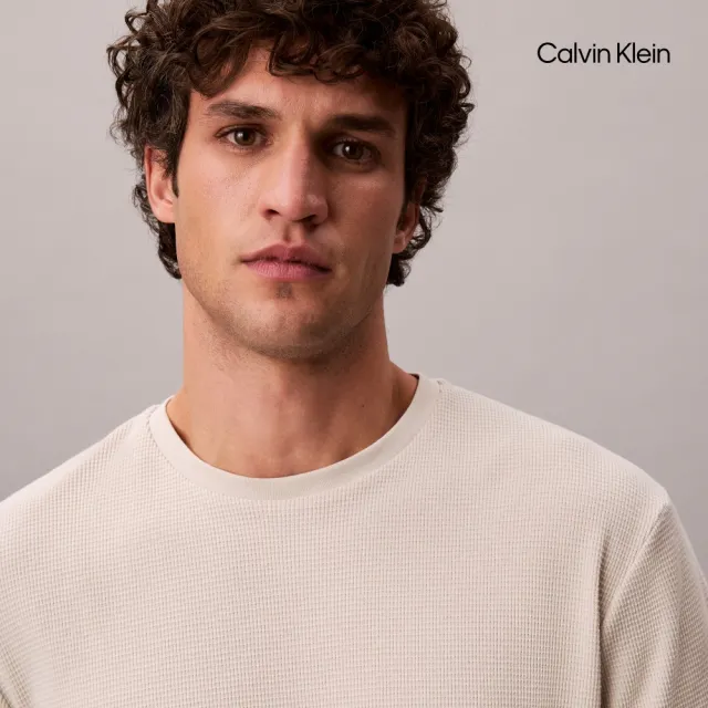【CALVIN KLEIN】官方旗艦館CK Monogram 標籤華夫格圓領 T 恤_裸色