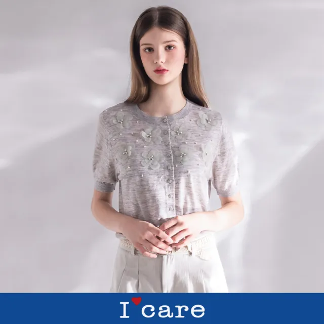 【I’Care 依卡】現貨-優雅花灰立體花小排釦針織上衣(F)|女上衣 休閒上衣 短袖上衣