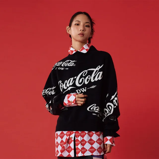 【Daniel Wong】Coca Cola 可口可樂聯名款 中性 立領寬鬆前長後短毛衣(黑)