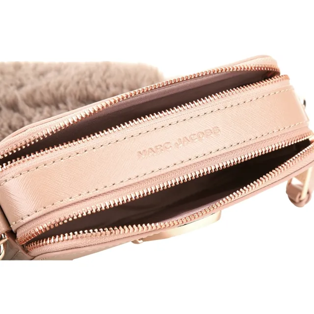 【MARC JACOBS】Snapshot 仿皮草背帶防刮牛皮斜背相機包(深粉色 手拿包 小方包 mj)