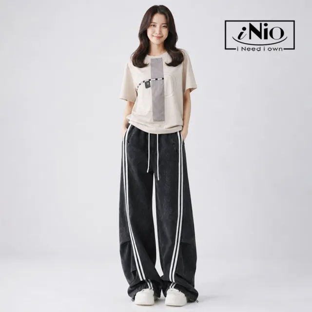 【iNio 衣著美學】撞色V字線條鬆緊腰彎刀褲 女立體抓褶寬褲 抽繩束口運動風長褲 休閒寬褲  CHW2121