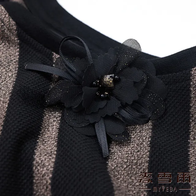 【MYVEGA 麥雪爾】MIT立體花朵斜條紋拼接落肩七分袖上衣-黑