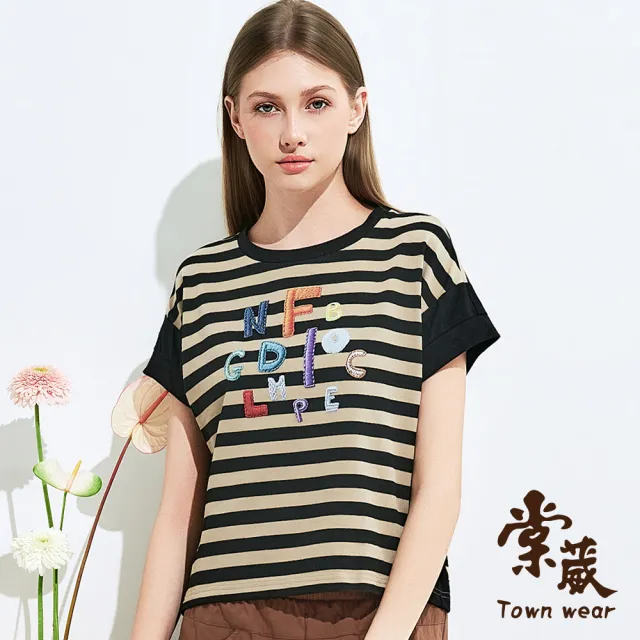 【TOWN’WEAR 棠葳】繽紛字母撞色條紋上衣(女上衣/女上著/短袖/圓領/條紋/字母/刺繡/休閒/百搭)