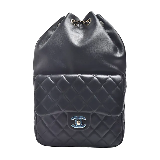 【CHANEL 香奈兒】經典雙C LOGO轉釦菱格紋小羊皮金鍊縮口後背包(黑色)