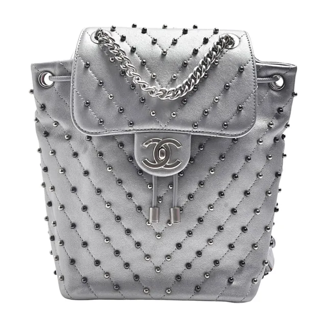 【CHANEL 香奈兒】經典銀色雙C LOGO轉釦 V型紋小牛皮飾雙色鉚釘後背包(銀色)