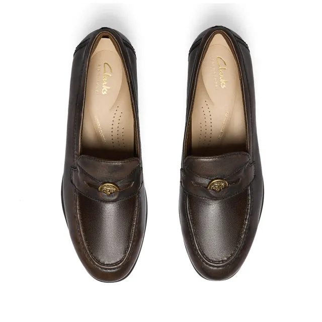 【Clarks】女鞋 Routee25 Penny 經典小圓頭金屬飾釦樂福鞋 平底鞋(CLF84913D)