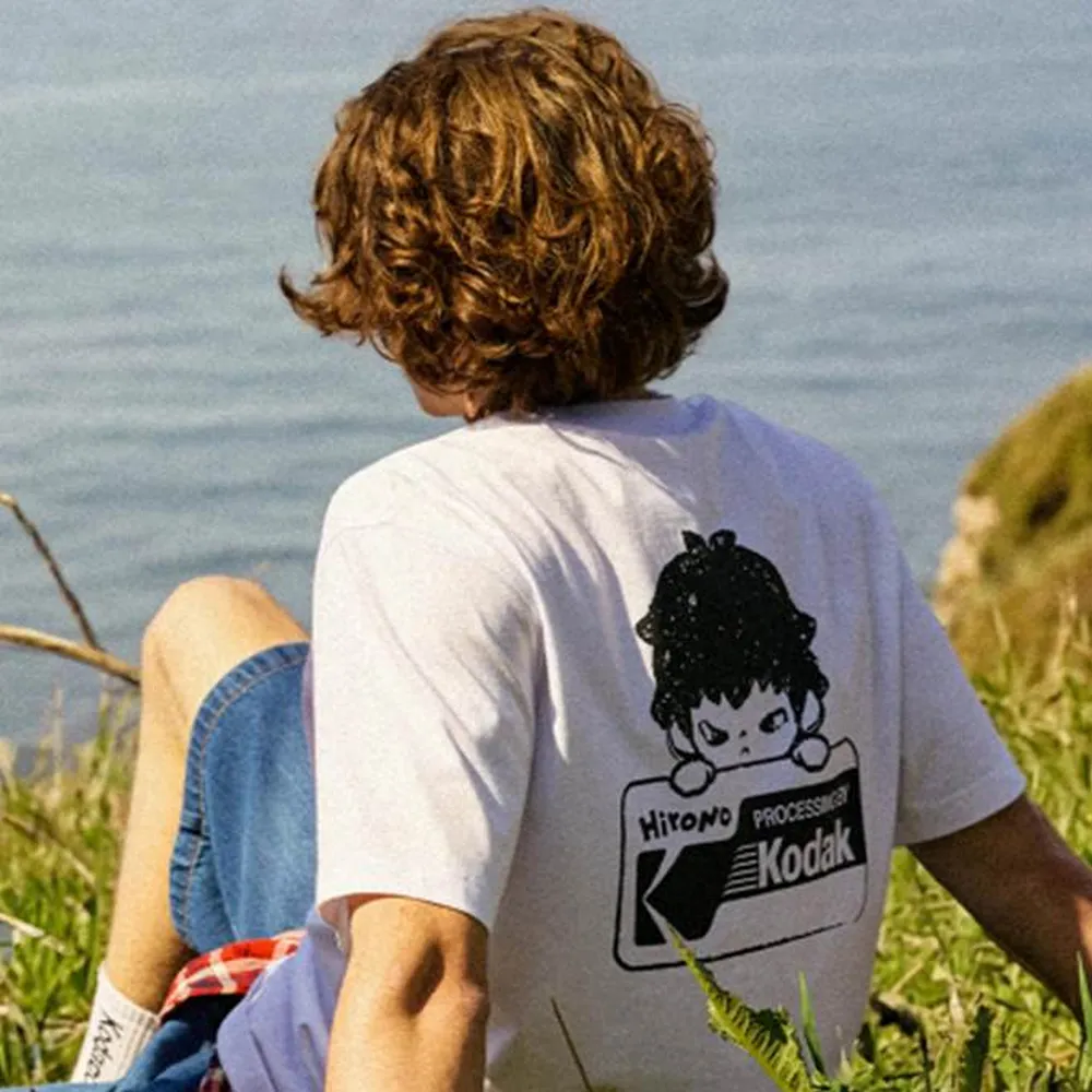 【KODAK Apparel】柯達 男女同款 短袖T恤 涼感 KODAK X Hirono 口袋印花 共2色 / KB602036BLK KB602036WHT