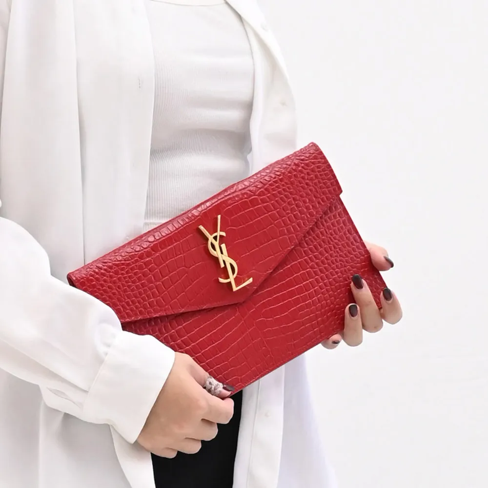 【YSL】金屬LOGO鱷魚紋小牛皮信封造型大手拿包晚宴包(紅 大款)
