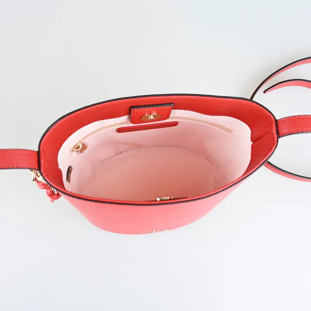 【FURLA 芙拉】FURLA精品小牛皮吊飾編織磁釦斜背水桶包(迷你/紅)