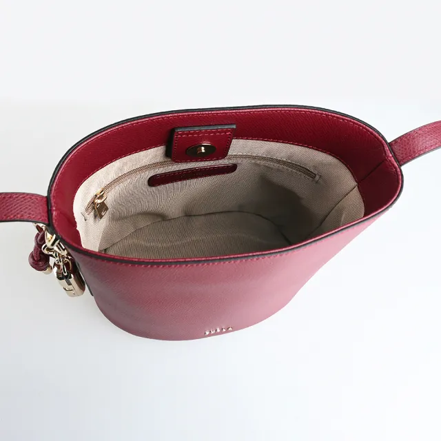 【FURLA 芙拉】FURLA精品小牛皮吊飾編織磁釦斜背水桶包(迷你/深紅)