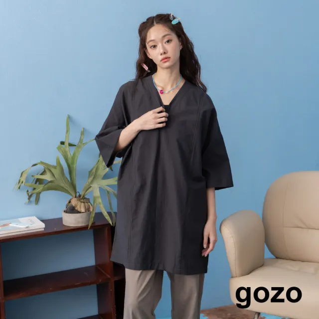 【gozo】斜口袋輕盈混紡V領長版襯衫(黑色/白色)