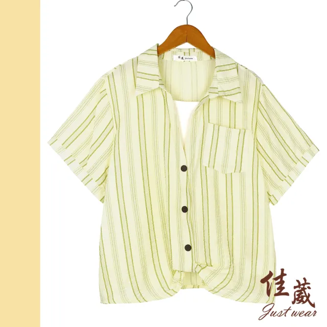 【Just Wear 佳葳】淡雅條紋翻領假兩件上衣(女上衣/女上著/短袖/翻領/條紋/排釦/結飾/口袋/寬鬆/休閒/百搭)