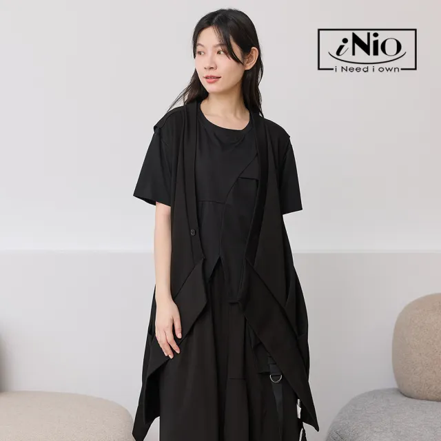 【iNio 衣著美學】對稱A字下襬修身長版背心外套 女寬帶拼接不規則無袖外套 側長中短垂墜罩衫  CHW4005