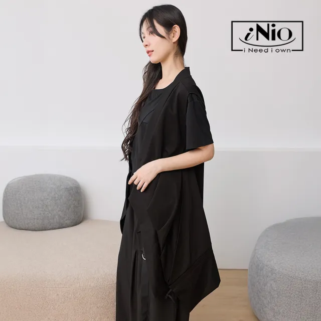 【iNio 衣著美學】對稱A字下襬修身長版背心外套 女寬帶拼接不規則無袖外套 側長中短垂墜罩衫  CHW4005