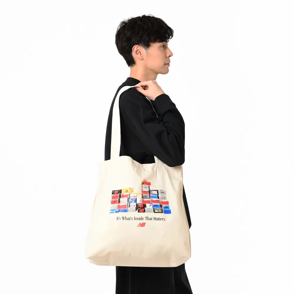 【NEW BALANCE】NB 鞋盒插圖帆布袋_AC9728DMLT_中性_杏色