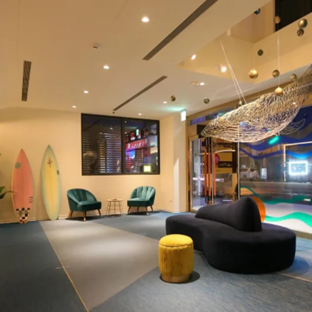 【宜蘭朗居文旅】週五不加價!雙人一泊一食+贈夜間happy hour★舒適客房一大床/二中床(未滿6歲免費入住)