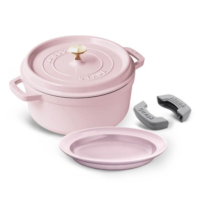 【STAUB】粉紅奶圓形琺瑯鑄鐵鍋24cm+陶瓷餐湯盤22cm+鍋把手2件組(德國雙人牌集團官方直營)